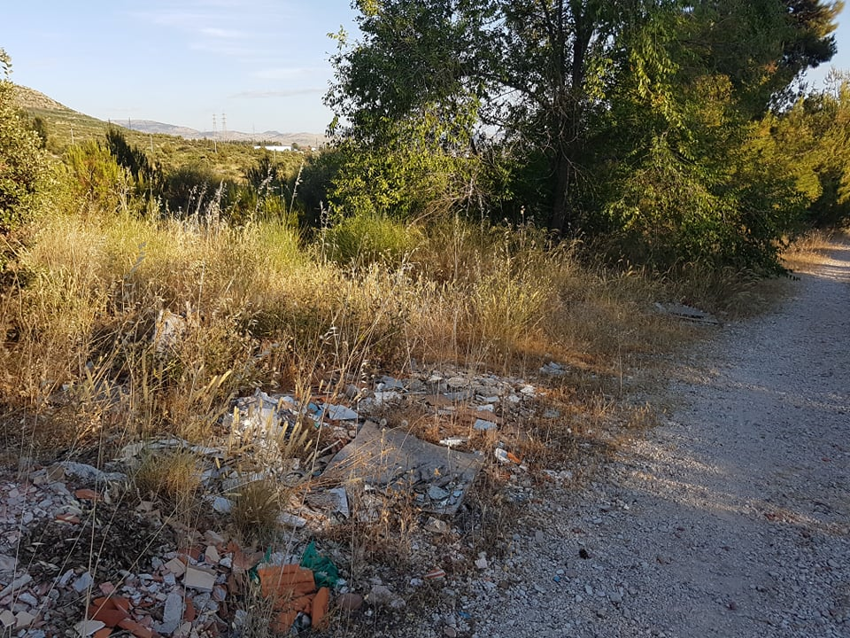 Nije parking na tri trake, ali je sigurno odlagalište otpada: Na Vidicima kod stare magistrale hrpe smeća  