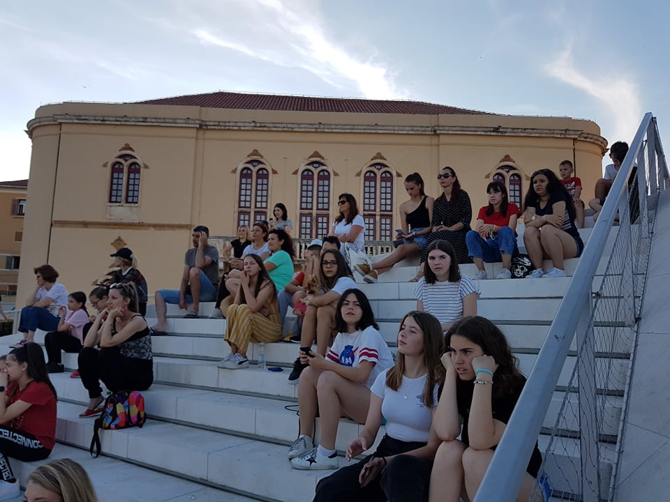 Cure i dečki iz Balansa rasplesali prolaznike na Poljani: 'Nadamo se povratku na staro i treninzima u dvorani'  