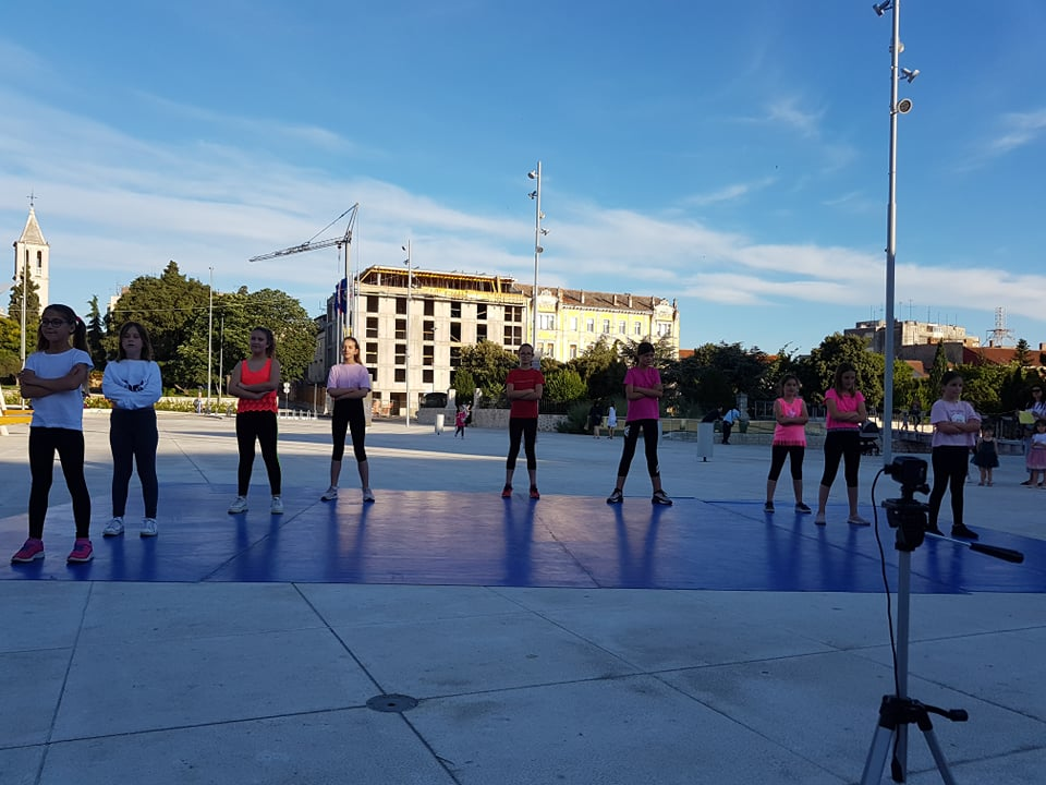 Cure i dečki iz Balansa rasplesali prolaznike na Poljani: 'Nadamo se povratku na staro i treninzima u dvorani'  