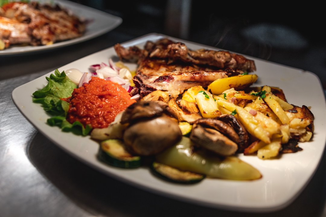 U Antinom guštu uživajte u vrhunskom roštilju uz produženo radno vrijeme! 