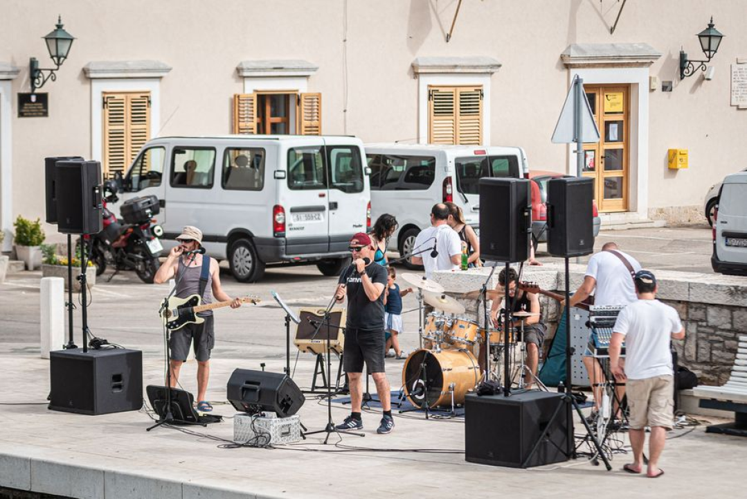 Bend 'Teški osjećaji' nakon deset godina postojanja najavljuje svoj prvi službeni album singlom 'Danas opuštam glavu' 