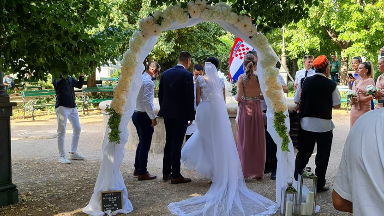 Šibenski đardin kao savršena lokacija za ljetno vjenčanje, a još je sve bilo iznenađenje za mladu: 'Pojma nisam imala di idem'  