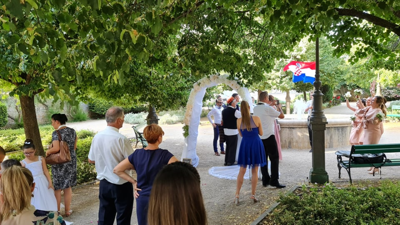 Šibenski đardin kao savršena lokacija za ljetno vjenčanje, a još je sve bilo iznenađenje za mladu: 'Pojma nisam imala di idem'  
