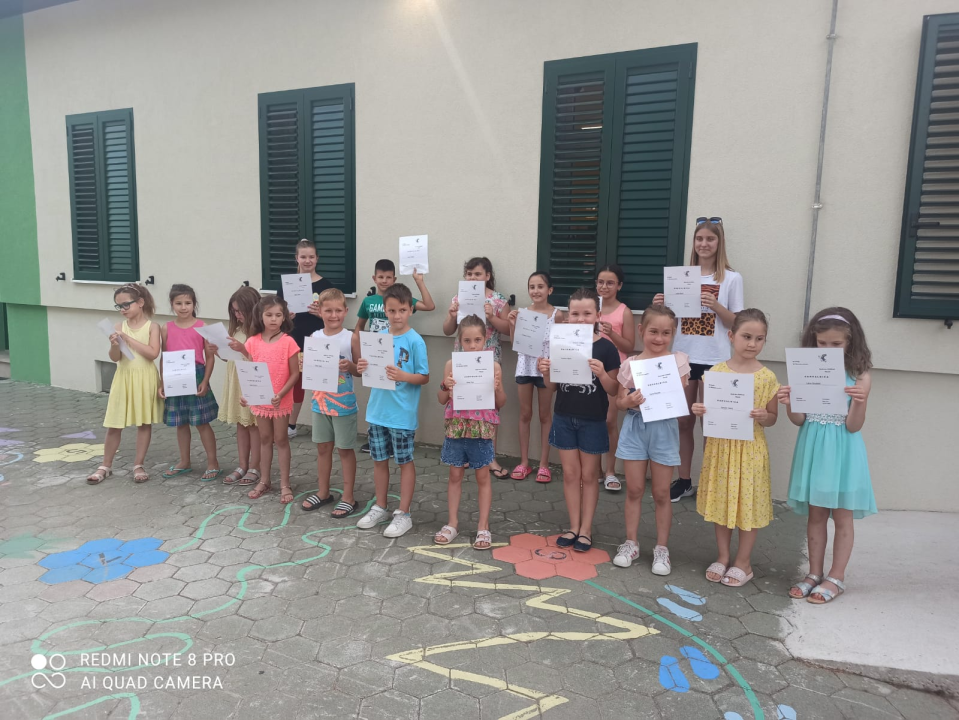 Djeca koja idu u školske klupe oprostila se od zbora Cvrčak uz druženje i pjesmu