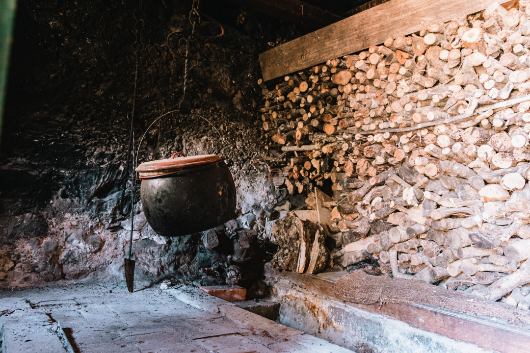 Don Stipe Perkov objavio ‘Razgovore (ne)ugodne puka primoštenskoga’: Riječima su, kao s kamenom, gradili suhozid prošlosti!