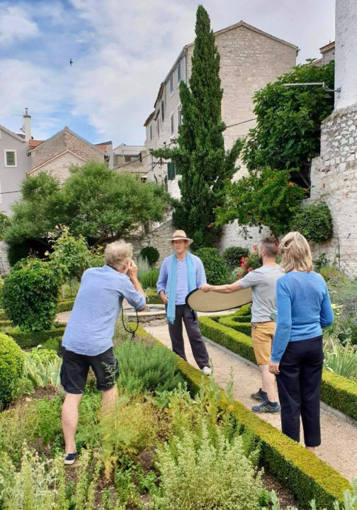Slavni britanski vrtlar Monty Don snimio emisiju o Samostanskom srednjovjekovnom vrtu sv. Lovre u Šibeniku 