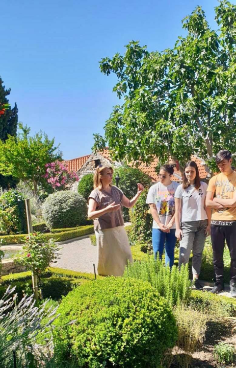 Slavni britanski vrtlar Monty Don snimio emisiju o Samostanskom srednjovjekovnom vrtu sv. Lovre u Šibeniku 