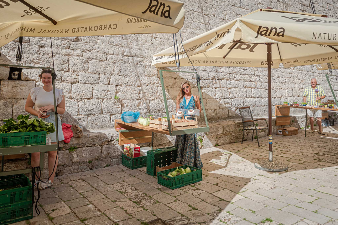 Mala loža u novom ruhu: Provjerite ponudu lokalnih OPG-ova na Zelenoj tržnici!