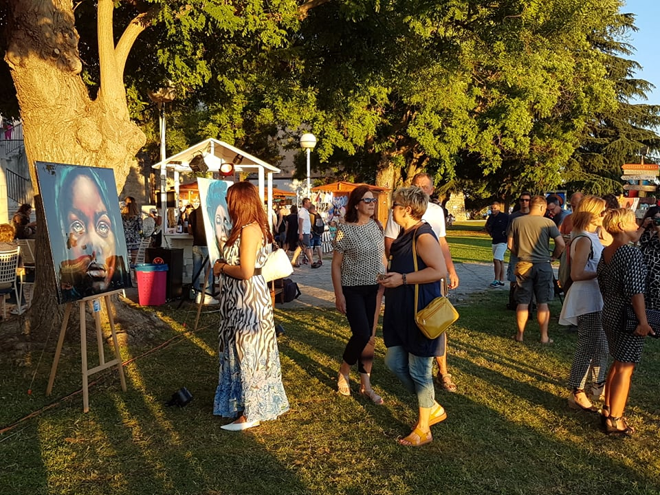 Otvorena treća samostalna izložba Branke Grubić u Azimutu: 'Moje cure govore o slobodi i puštaju glas. Dosta je bilo!' 