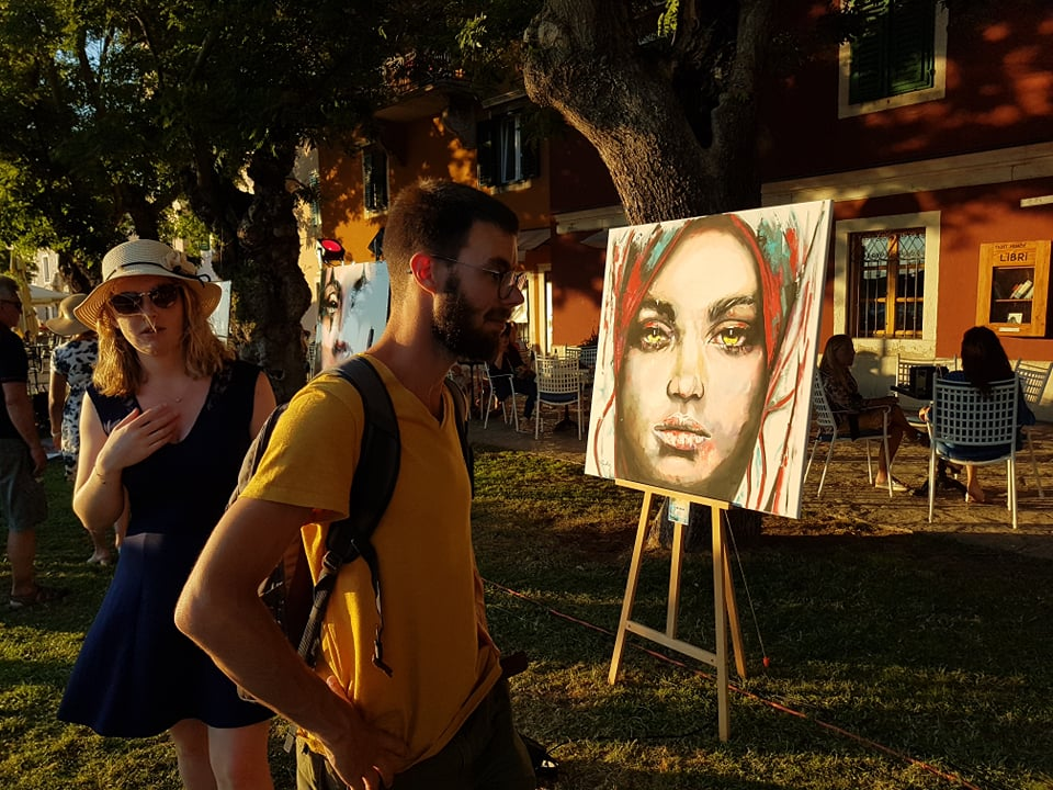 Otvorena treća samostalna izložba Branke Grubić u Azimutu: 'Moje cure govore o slobodi i puštaju glas. Dosta je bilo!' 