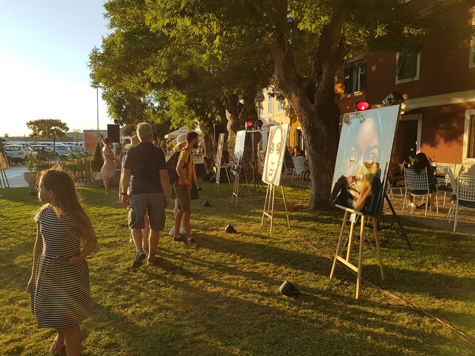 Otvorena treća samostalna izložba Branke Grubić u Azimutu: 'Moje cure govore o slobodi i puštaju glas. Dosta je bilo!' 