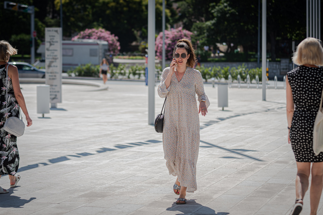 Lepršave haljine svih boja i dezena preplavile su ulice grada