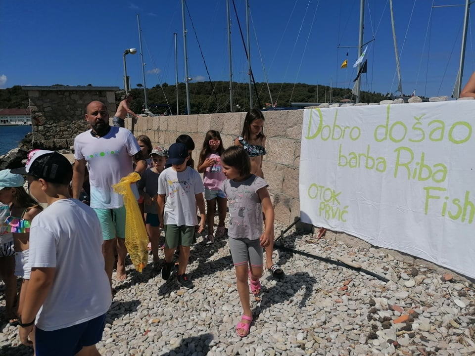 Ribafish dočekan u Prvić Luci: Družio se s djecom i učio ih kako čuvati more