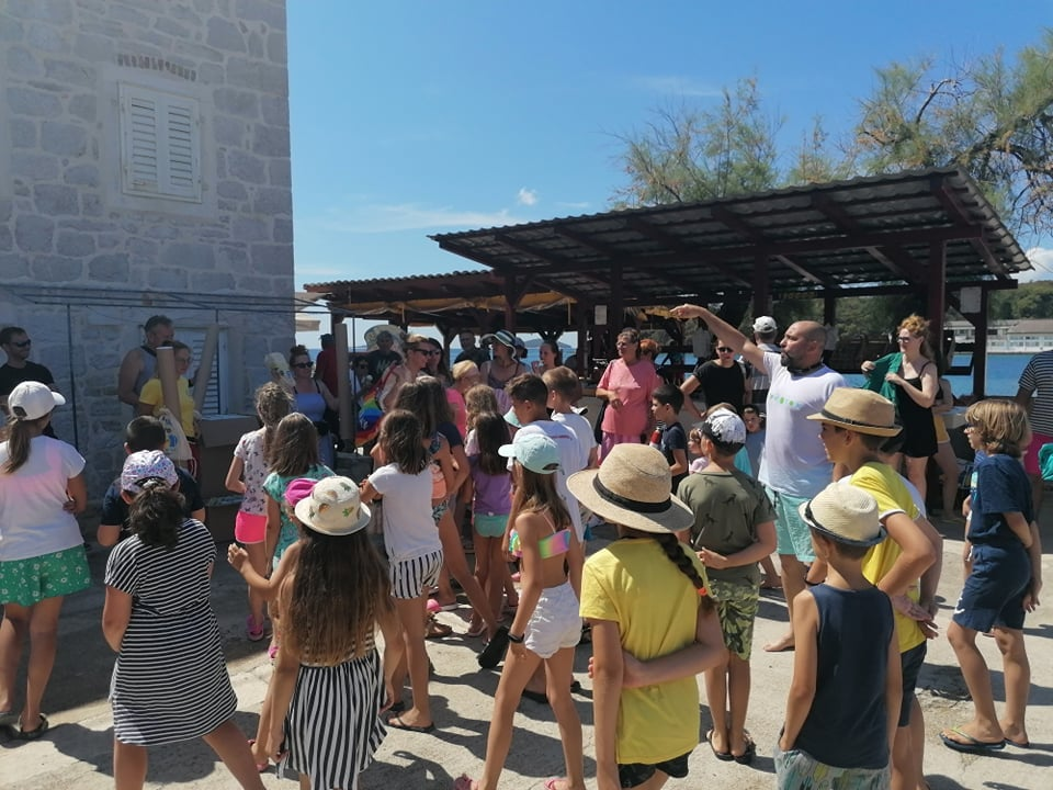 Ribafish dočekan u Prvić Luci: Družio se s djecom i učio ih kako čuvati more