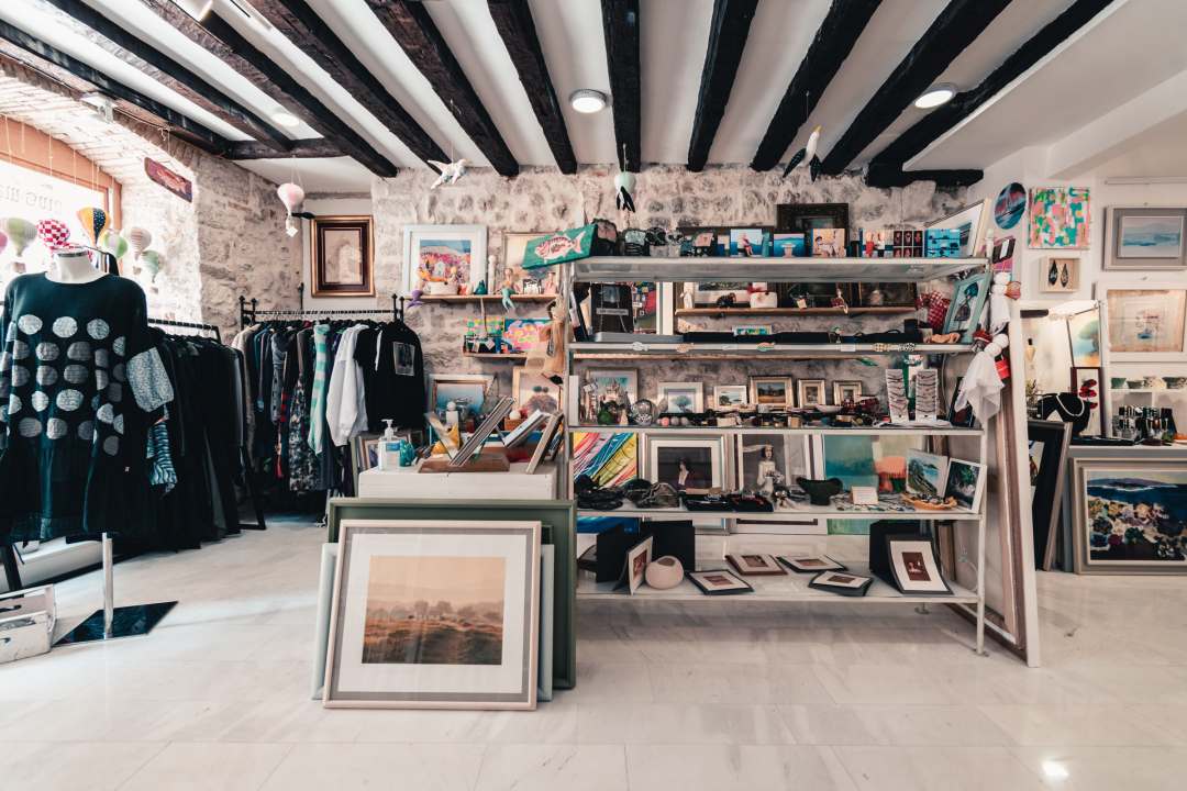 Ljeto u Galeriji Juraj Dalmatinac u znaku veselih riba, bezvremenskog nakita i poznatih umjetnika!