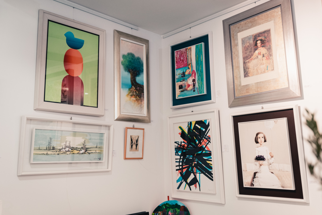 Ljeto u Galeriji Juraj Dalmatinac u znaku veselih riba, bezvremenskog nakita i poznatih umjetnika!