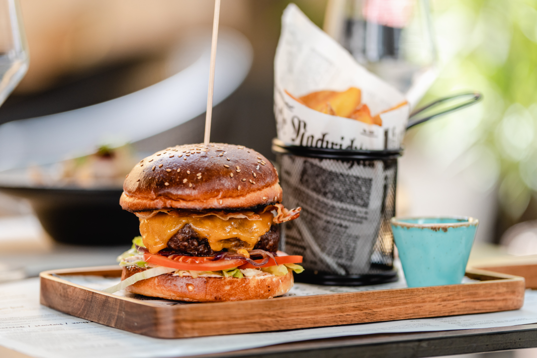 Posjetite Bistro Bava u hladu najstarijeg šibenskog stabla i uživajte u genijalnoj hrani i dvadeset vrsta piva