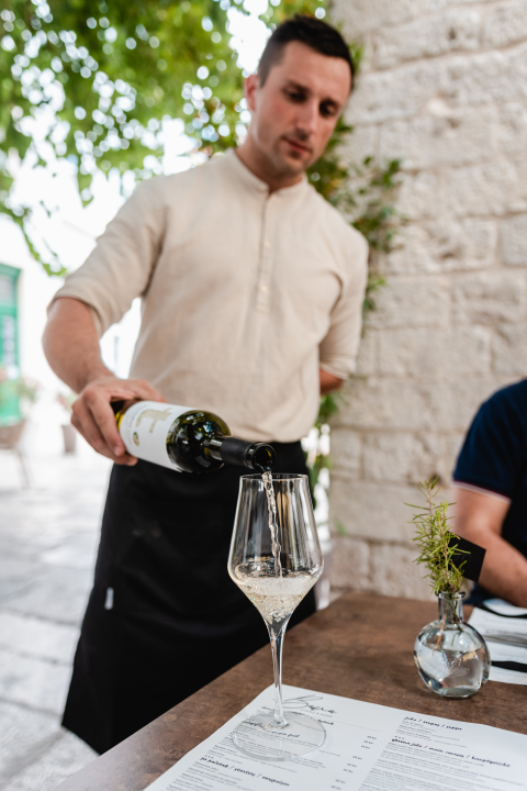 Posjetite Bistro Bava u hladu najstarijeg šibenskog stabla i uživajte u genijalnoj hrani i dvadeset vrsta piva