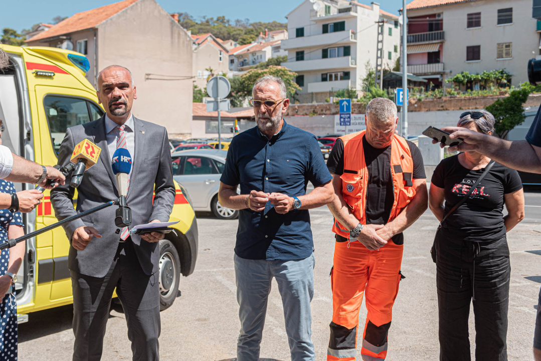 Župan Jelić predao ključeve novog vozila hitne pomoći: S njime će se služiti ispostava u Vodicama  