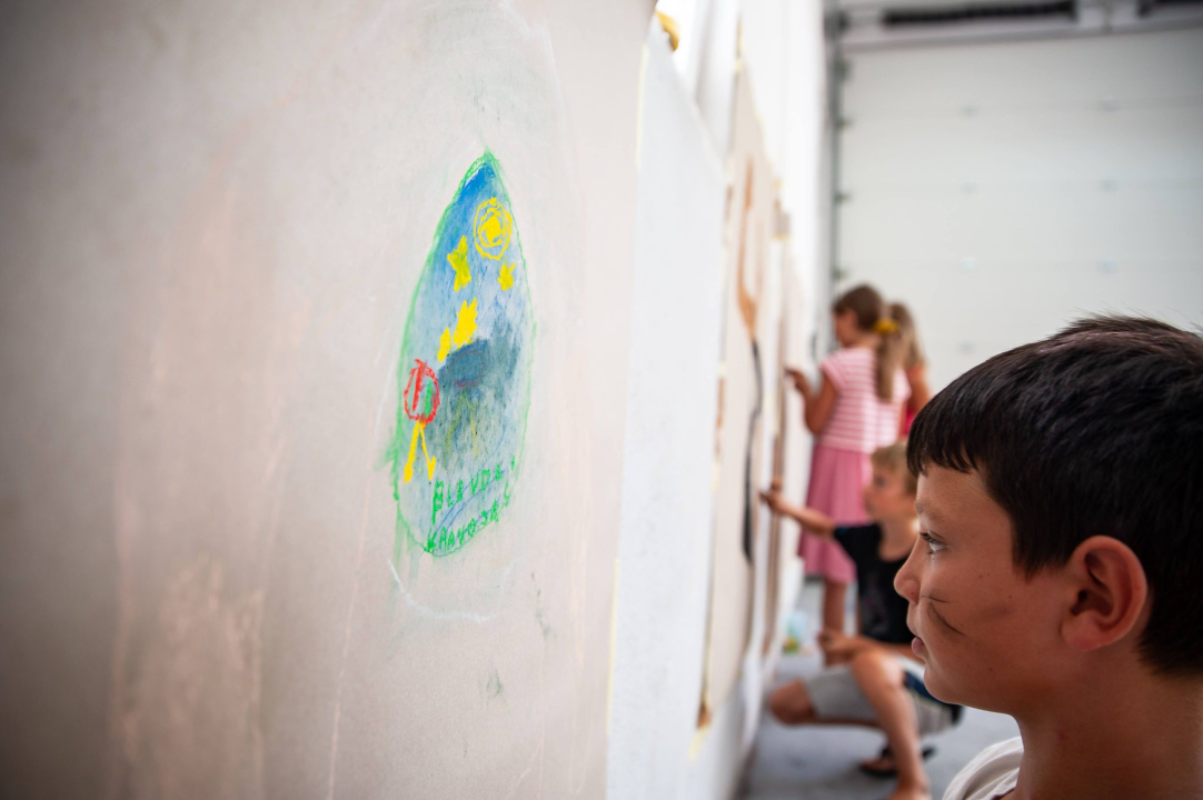 Poznata TV voditeljica na Zlarinu pokrenula radionicu: Djeca oslikavaju vlastite sjene