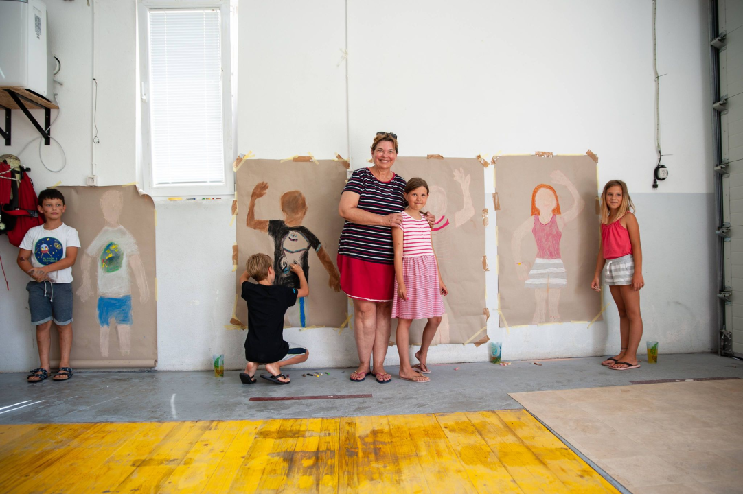 Poznata TV voditeljica na Zlarinu pokrenula radionicu: Djeca oslikavaju vlastite sjene