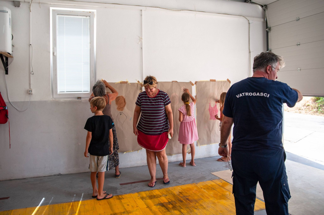 Poznata TV voditeljica na Zlarinu pokrenula radionicu: Djeca oslikavaju vlastite sjene