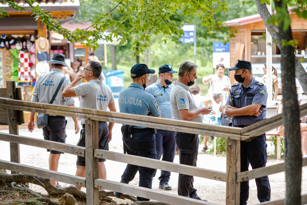 Prosvjedno kupanje na Skradinskom Buku