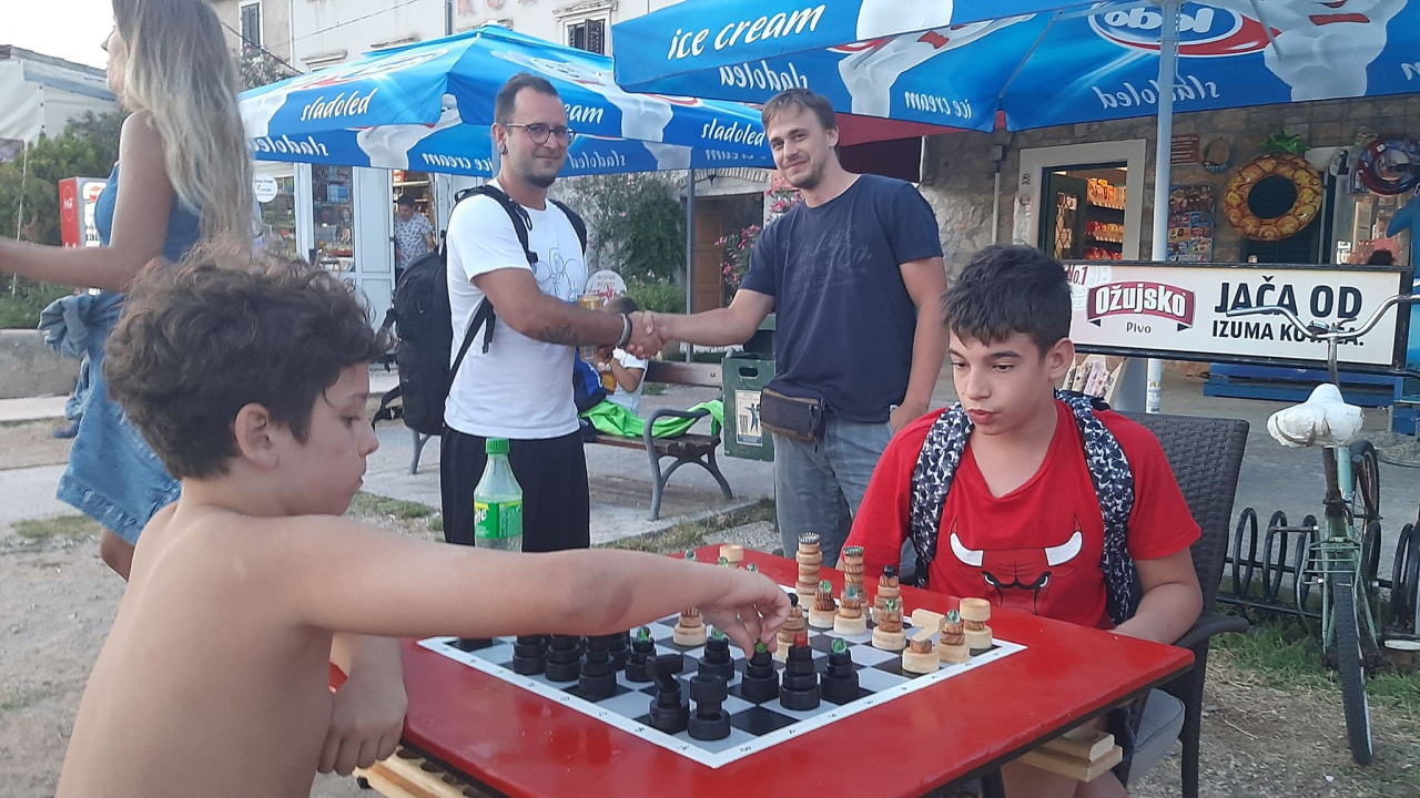 Nikola i Mario svojim rukama izradili figure i ploču pa s mještanima zaigrali uz more