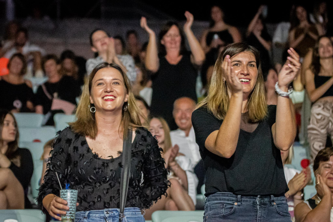 Daleka obala dva i pol sata redala hitove, za bubnjeve sjeo i proslavljeni Roko Ukić