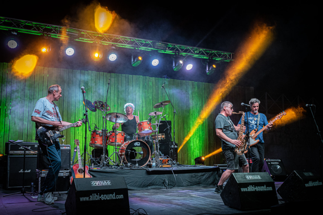 Daleka obala dva i pol sata redala hitove, za bubnjeve sjeo i proslavljeni Roko Ukić