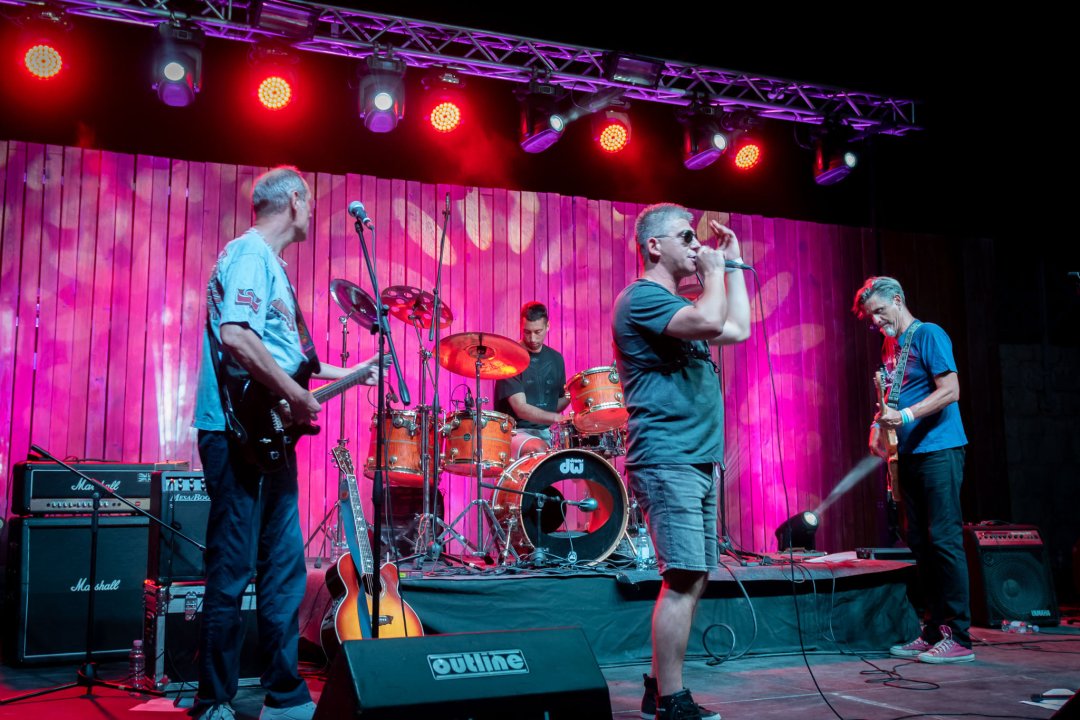 Daleka obala dva i pol sata redala hitove, za bubnjeve sjeo i proslavljeni Roko Ukić