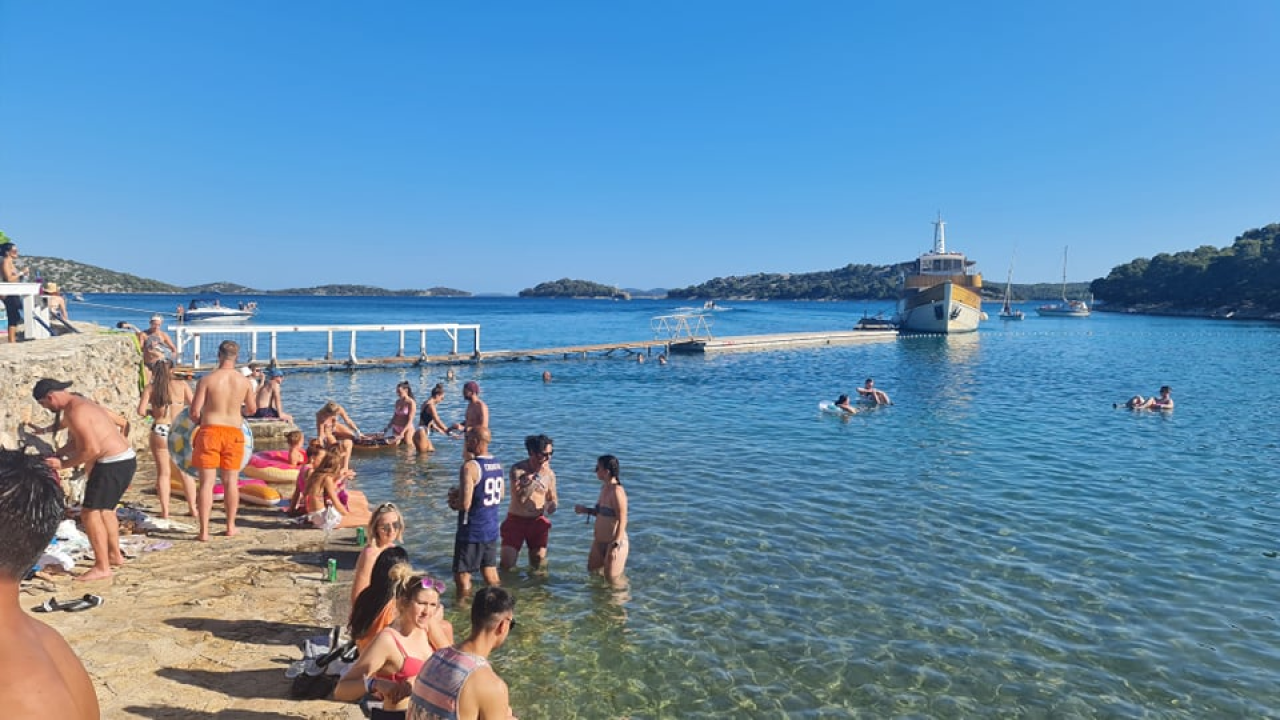 Englezi nahrupili na ples u Tisno: U Gardenu puno toga izgleda kao prava, normalna sezona