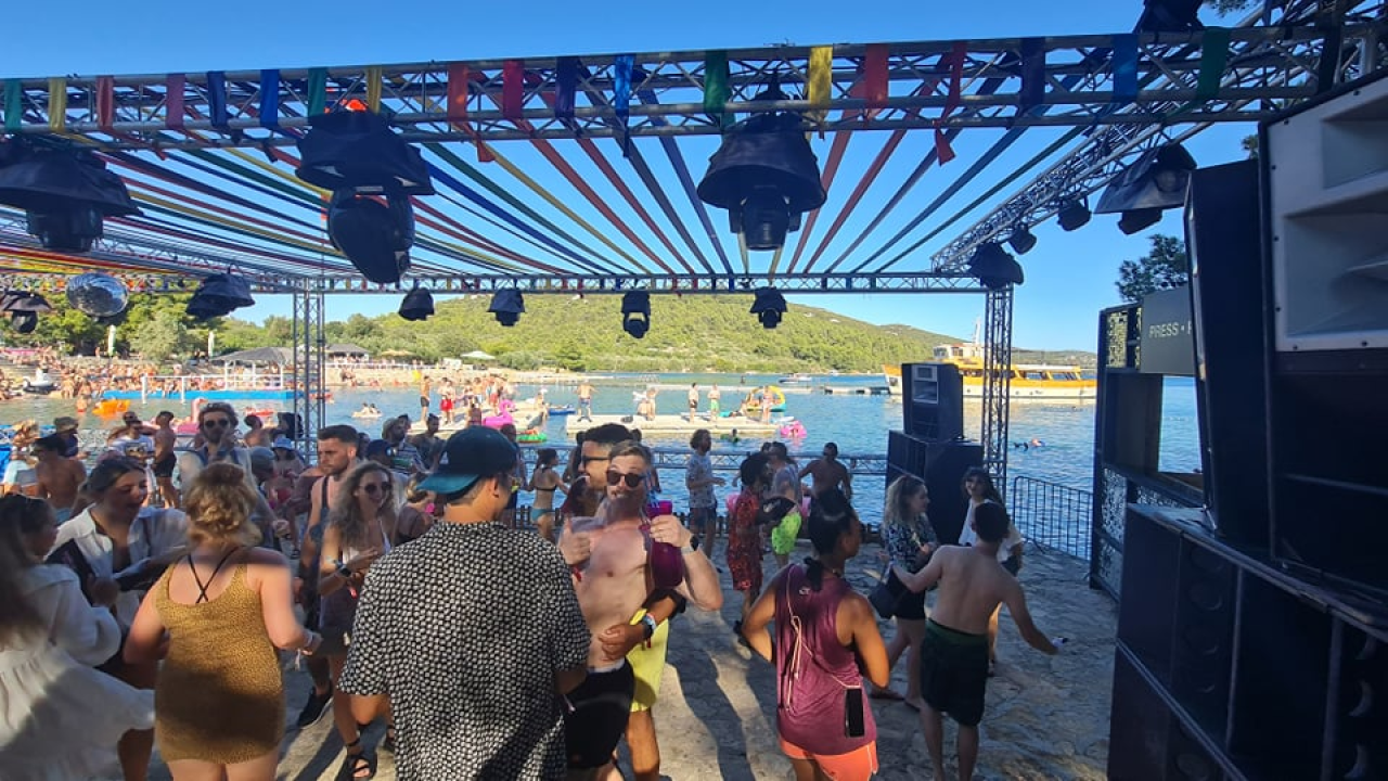 Englezi nahrupili na ples u Tisno: U Gardenu puno toga izgleda kao prava, normalna sezona