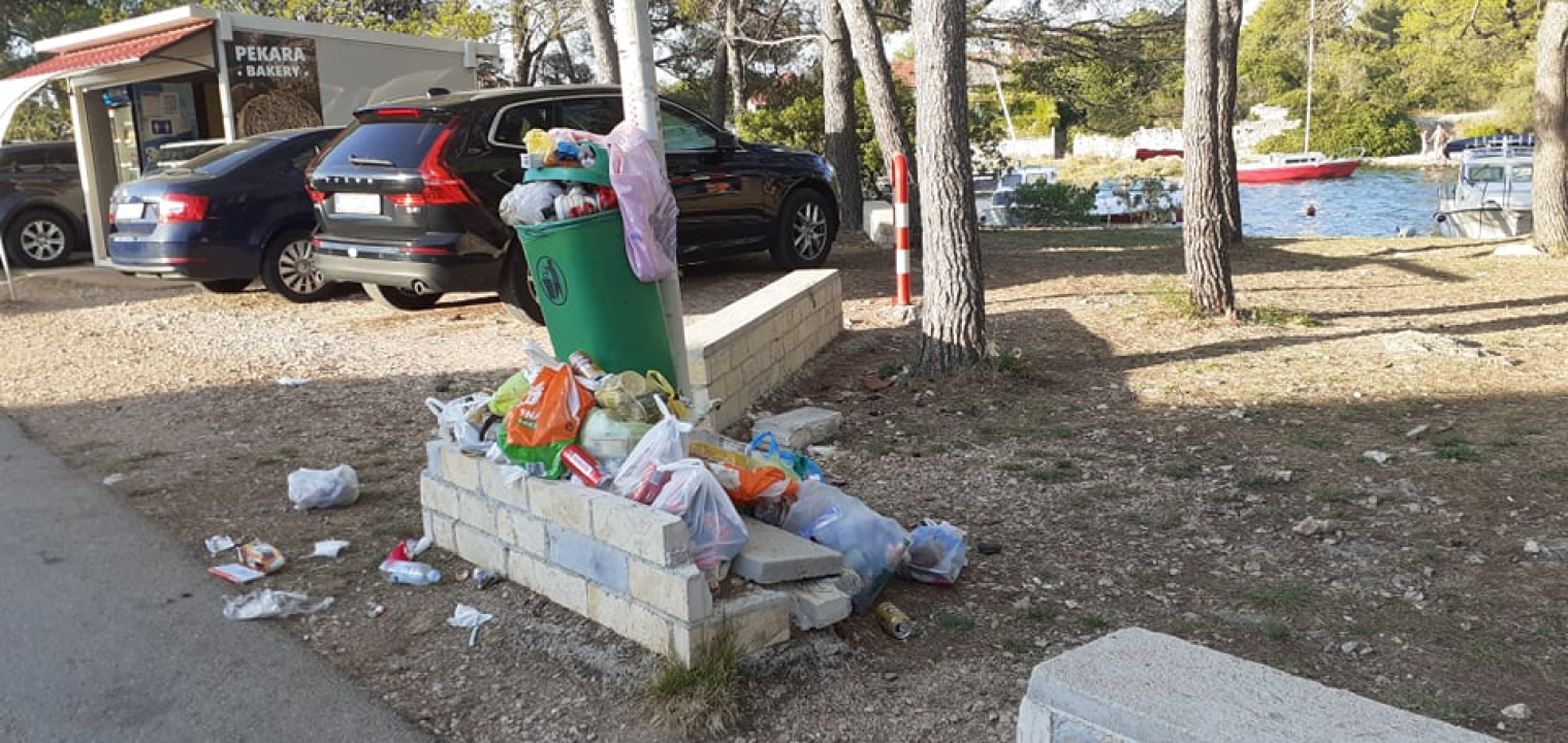 Foto razglednica 'omiljenog' šibenskog kupališta: Smeća je posvuda, a jugo raznosi smrad