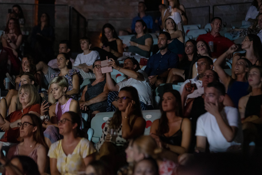 Sergej Ćetković emotivnim pjesmama raspjevao šibensku publiku