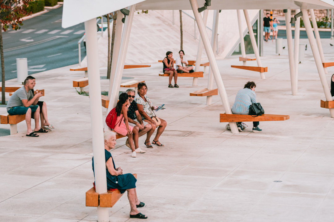 Grad je pun ljudi: Uz buru lakše se diše pa turisti, osim u čarobnom zalasku, uživaju u prešetavanju rivom!