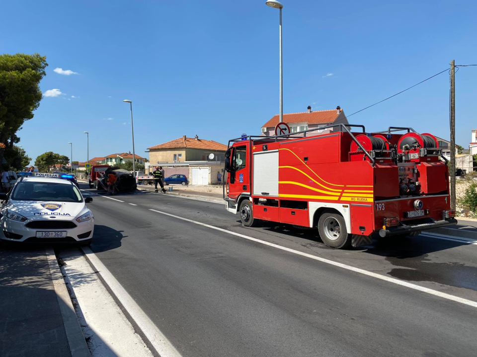 Automobil šibenskih registracija koji je izgorio na magistrali u Brodarici uklonila vučna služba: Promet teče normalno 