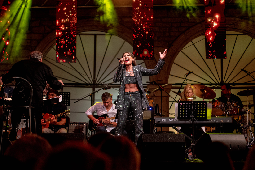 Odijela, ležerne košulje, otkačene kombinacije, svečane haljine: Pogledajte što se nosilo na pozornici 24. Šansone