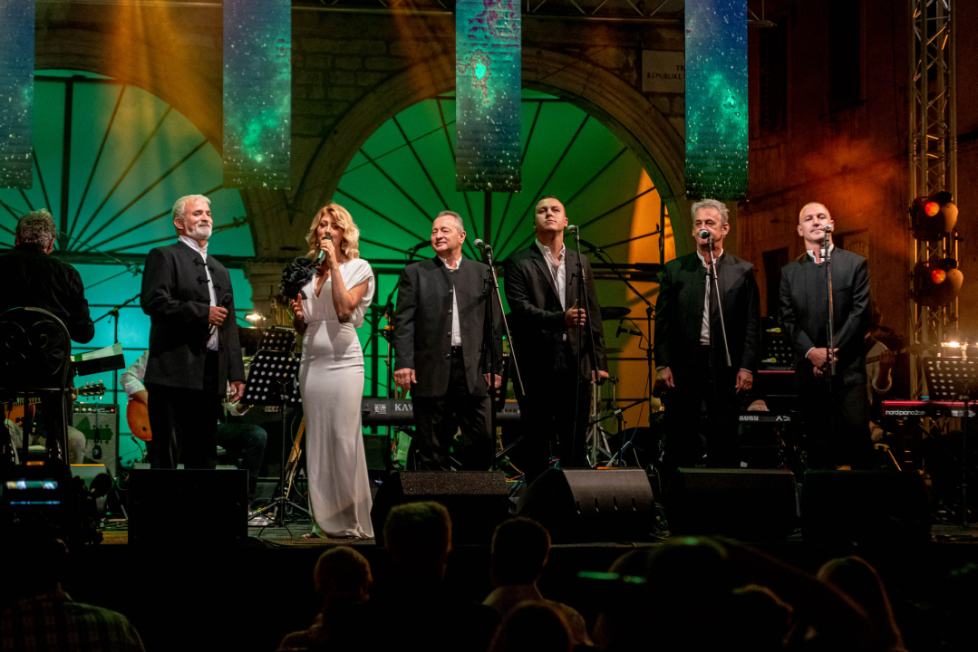 Odijela, ležerne košulje, otkačene kombinacije, svečane haljine: Pogledajte što se nosilo na pozornici 24. Šansone