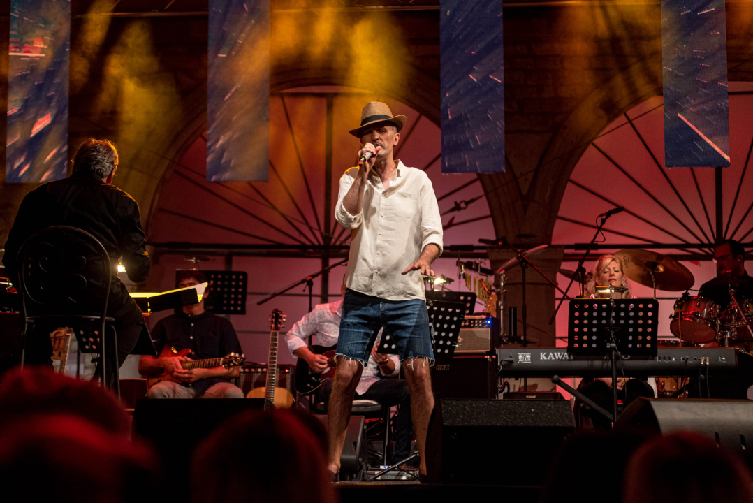 Odijela, ležerne košulje, otkačene kombinacije, svečane haljine: Pogledajte što se nosilo na pozornici 24. Šansone