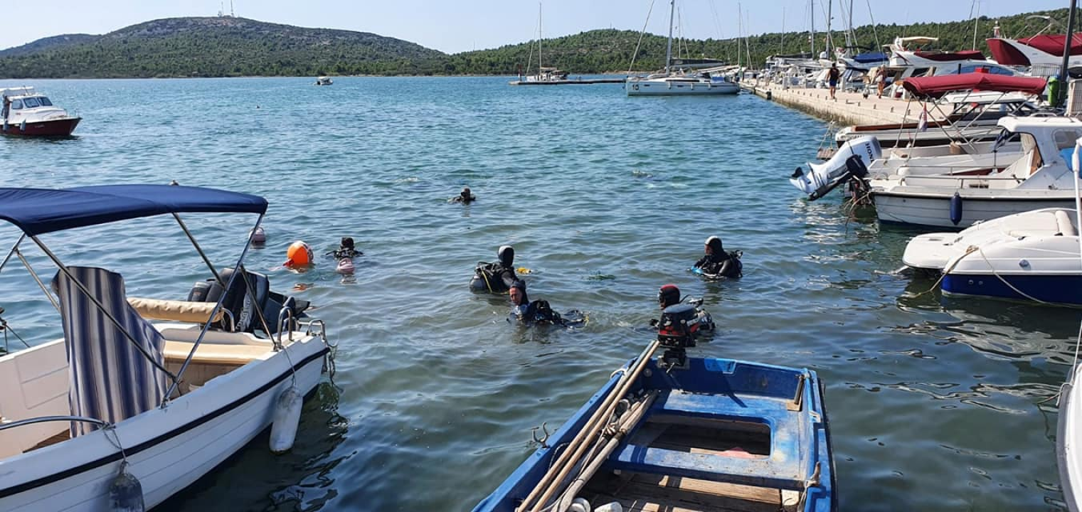 Volonteri izvadili hrpe smeća iz mora u Pirovcu: Morski konjic posebno je obradovao ronioce