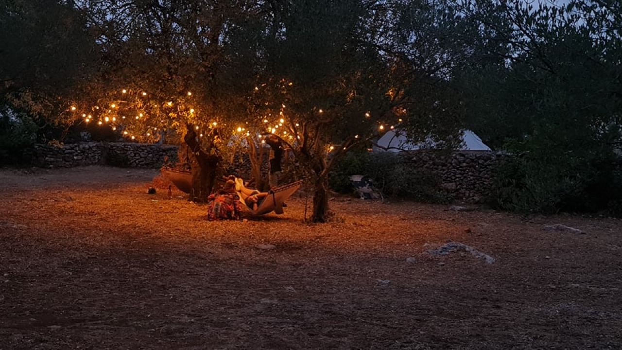 Ljeto je malo popustilo, ali u Tisnom se i dalje pleše: 'Engleza na Gardenu ima ko Rusa'