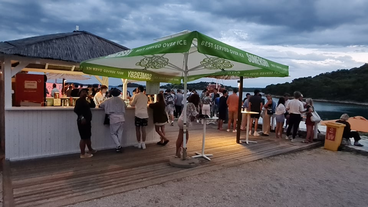 Ljeto je malo popustilo, ali u Tisnom se i dalje pleše: 'Engleza na Gardenu ima ko Rusa'