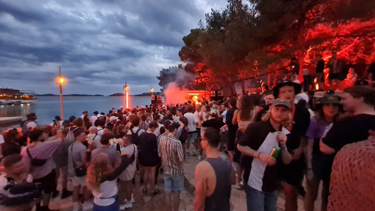 Ljeto je malo popustilo, ali u Tisnom se i dalje pleše: 'Engleza na Gardenu ima ko Rusa'