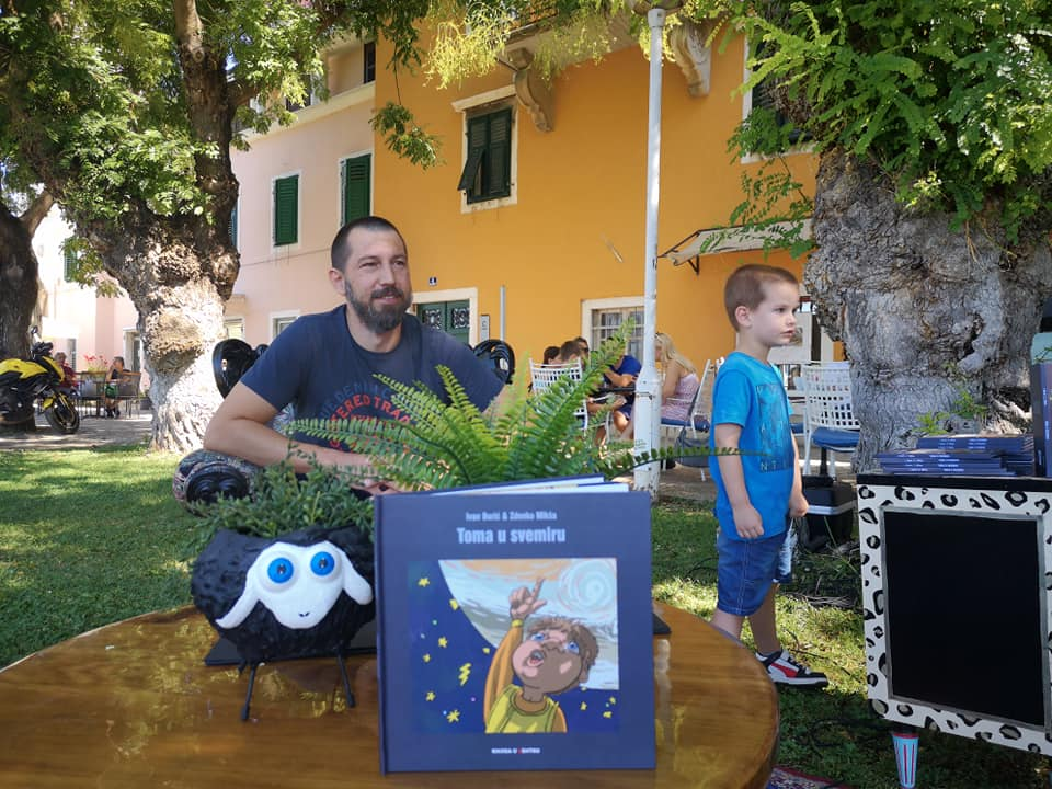 Ivan Burić na travnjaku Azimuta otkrio kako je priča za laku noć postala slikovnica 'Toma u svemiru' 