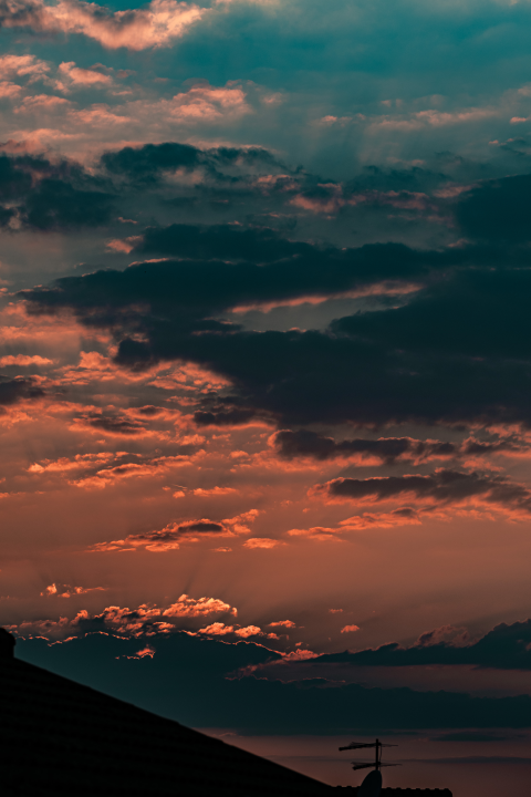 Jeste li vidjeli jučerašnji zalazak? Kroz nebo otežalo oblacima probijale su se čarobne sunčeve zrake