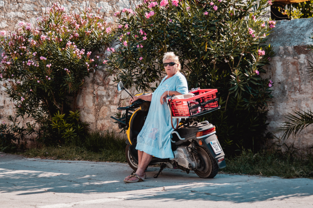 Na Zlarinu vrijeme sporije teče: Ljudi su po kafićima, sunčaju se, rade na brodovima...ključna riječ je 'pomalo'!