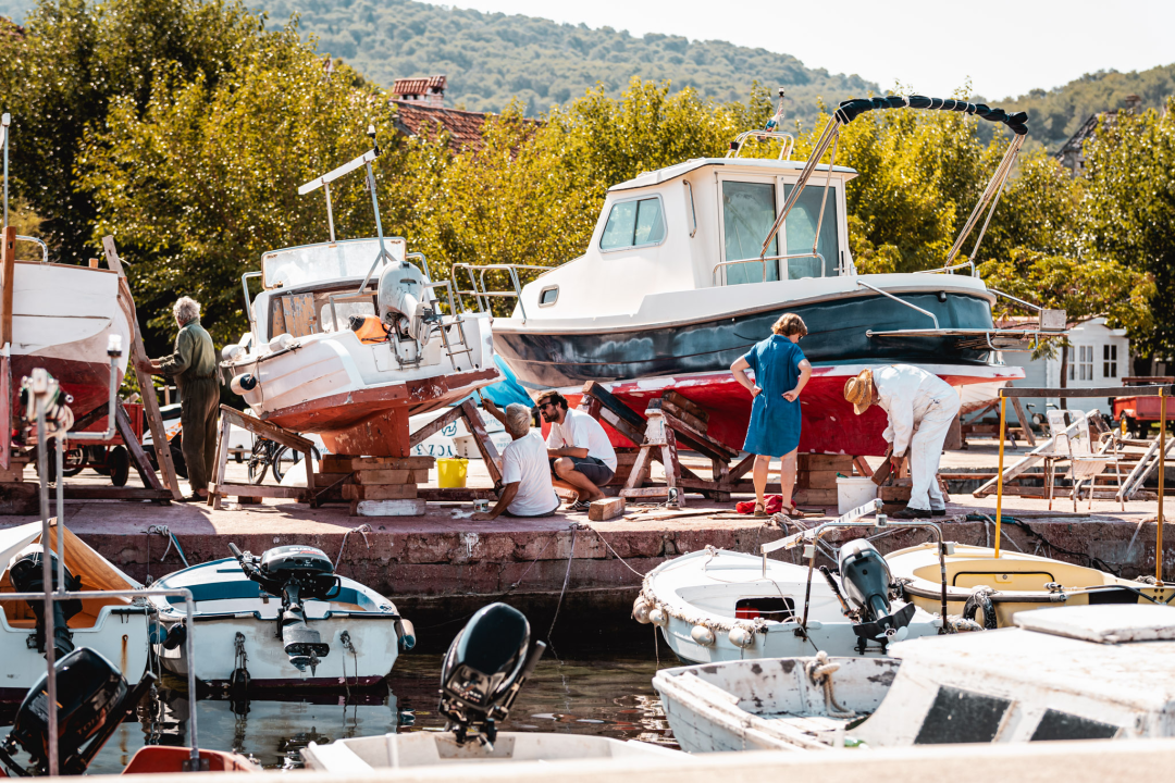 Na Zlarinu vrijeme sporije teče: Ljudi su po kafićima, sunčaju se, rade na brodovima...ključna riječ je 'pomalo'!