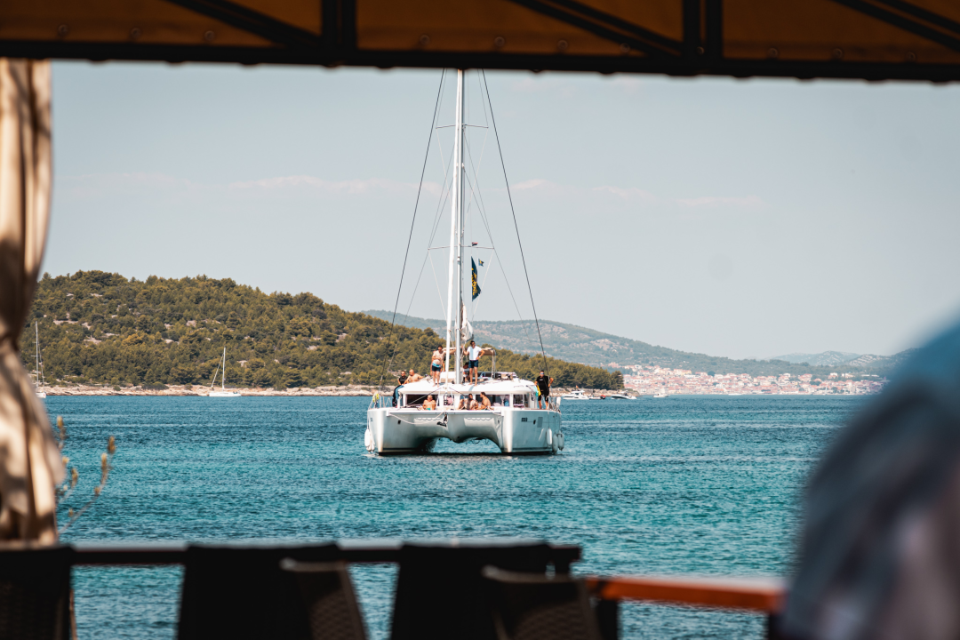 Na Zlarinu vrijeme sporije teče: Ljudi su po kafićima, sunčaju se, rade na brodovima...ključna riječ je 'pomalo'!