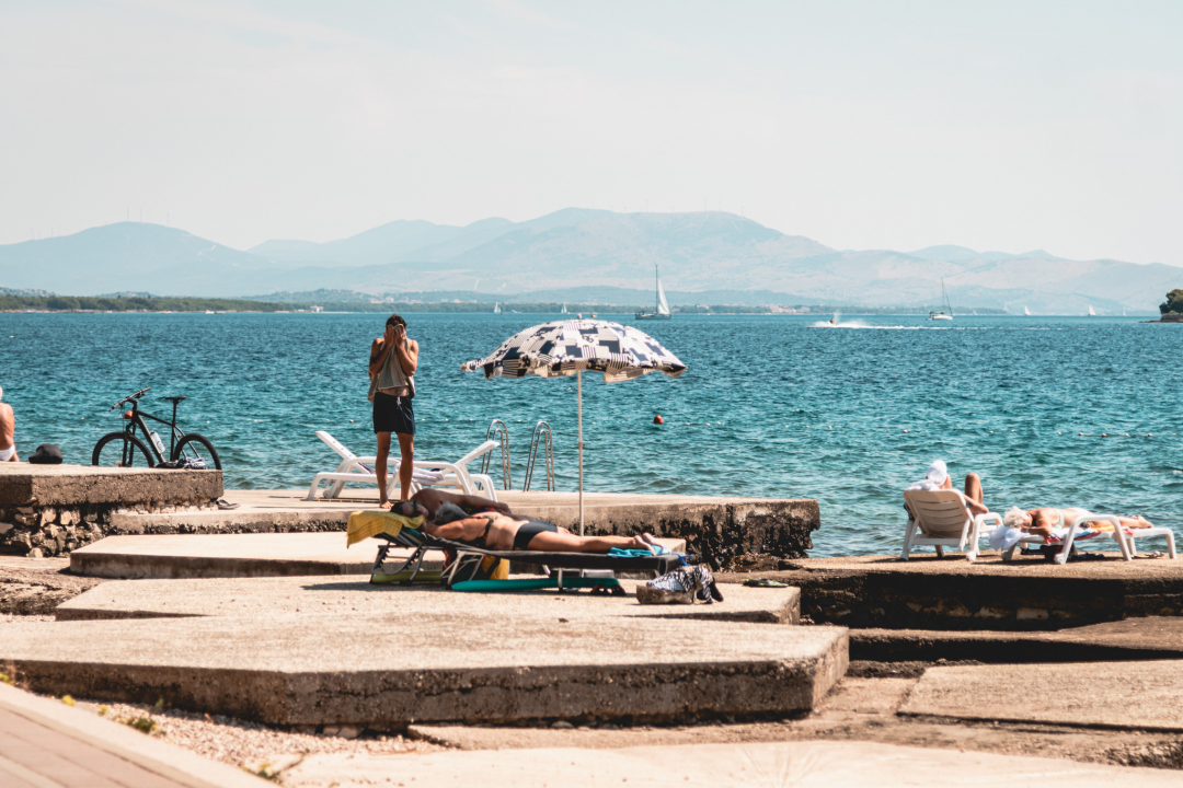 Vodičke plaže i dalje mirišu na ljeto: Mjesta za ručnike ima i viška, u restoranima i barovima stol se pronađe bez problema!